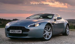 Превью обои aston martin, v8, vantage, 2005, голубой, вид спереди, стиль, астон мартин, небо