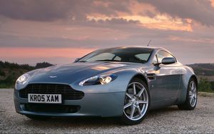 Превью обои aston martin, v8, vantage, 2005, голубой, вид спереди, стиль, астон мартин, небо