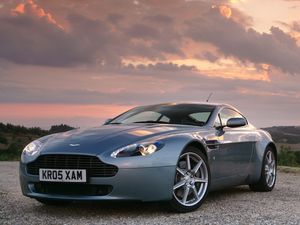 Превью обои aston martin, v8, vantage, 2005, голубой, вид спереди, стиль, астон мартин, небо