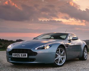 Превью обои aston martin, v8, vantage, 2005, голубой, вид спереди, стиль, астон мартин, небо