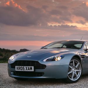 Превью обои aston martin, v8, vantage, 2005, голубой, вид спереди, стиль, астон мартин, небо