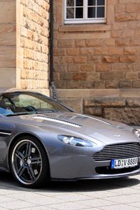 Превью обои aston martin, v8, vantage, 2009, серый, вид сбоку, кабриолет, стиль, здание