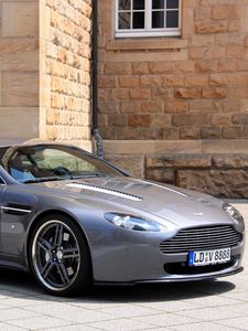 Превью обои aston martin, v8, vantage, 2009, серый, вид сбоку, кабриолет, стиль, здание