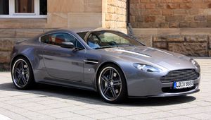 Превью обои aston martin, v8, vantage, 2009, серый, вид сбоку, кабриолет, стиль, здание