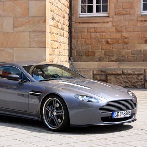 Превью обои aston martin, v8, vantage, 2009, серый, вид сбоку, кабриолет, стиль, здание