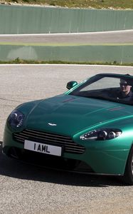 Превью обои aston martin, v8, vantage, 2011, зеленый, вид спереди, стиль, астон мартин, асфальт