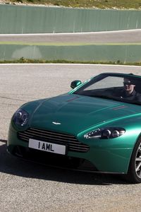 Превью обои aston martin, v8, vantage, 2011, зеленый, вид спереди, стиль, астон мартин, асфальт