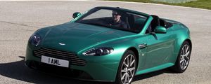 Превью обои aston martin, v8, vantage, 2011, зеленый, вид спереди, стиль, астон мартин, асфальт