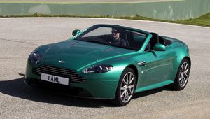 Превью обои aston martin, v8, vantage, 2011, зеленый, вид спереди, стиль, астон мартин, асфальт