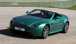 Превью обои aston martin, v8, vantage, 2011, зеленый, вид спереди, стиль, астон мартин, асфальт