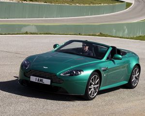 Превью обои aston martin, v8, vantage, 2011, зеленый, вид спереди, стиль, астон мартин, асфальт