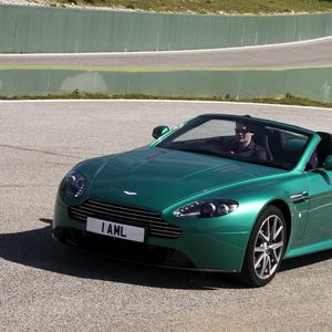 Превью обои aston martin, v8, vantage, 2011, зеленый, вид спереди, стиль, астон мартин, асфальт