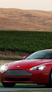 Превью обои aston martin, v8, vantage, 2008, красный, вид спереди, стиль, астон мартин, горы