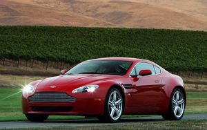 Превью обои aston martin, v8, vantage, 2008, красный, вид спереди, стиль, астон мартин, горы