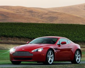 Превью обои aston martin, v8, vantage, 2008, красный, вид спереди, стиль, астон мартин, горы