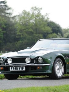 Превью обои aston martin, v8, vantage, 1984, зеленый, вид сбоку, кабриолет, деревья