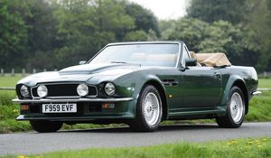 Превью обои aston martin, v8, vantage, 1984, зеленый, вид сбоку, кабриолет, деревья