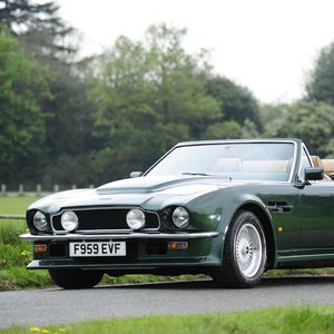 Превью обои aston martin, v8, vantage, 1984, зеленый, вид сбоку, кабриолет, деревья