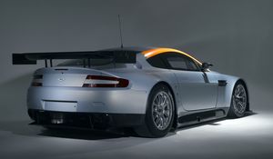 Превью обои aston martin, v8, vantage, 2008, серый, вид сзади, стиль, астон мартин