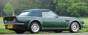 Превью обои aston martin, v8, vantage, 1984, зеленый, вид сбоку, авто, астон мартин, деревья