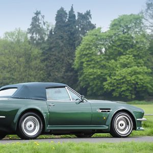 Превью обои aston martin, v8, vantage, 1984, зеленый, вид сбоку, авто, астон мартин, деревья