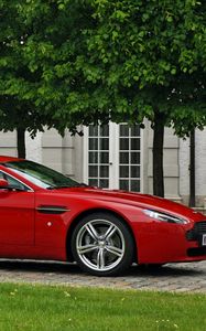 Превью обои aston martin, v8, vantage, 2008, красный, вид сбоку, авто, астон мартин, здание