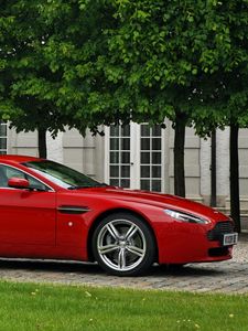 Превью обои aston martin, v8, vantage, 2008, красный, вид сбоку, авто, астон мартин, здание