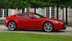 Превью обои aston martin, v8, vantage, 2008, красный, вид сбоку, авто, астон мартин, здание