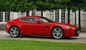 Превью обои aston martin, v8, vantage, 2008, красный, вид сбоку, авто, астон мартин, здание