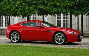 Превью обои aston martin, v8, vantage, 2008, красный, вид сбоку, авто, астон мартин, здание