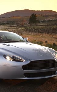 Превью обои aston martin, v8, vantage, 2005, серебряный, вид спереди, стиль, астон мартин, природа