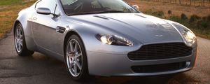 Превью обои aston martin, v8, vantage, 2005, серебряный, вид спереди, стиль, астон мартин, природа