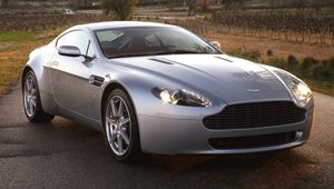 Превью обои aston martin, v8, vantage, 2005, серебряный, вид спереди, стиль, астон мартин, природа