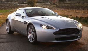 Превью обои aston martin, v8, vantage, 2005, серебряный, вид спереди, стиль, астон мартин, природа