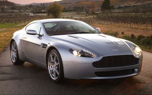 Превью обои aston martin, v8, vantage, 2005, серебряный, вид спереди, стиль, астон мартин, природа