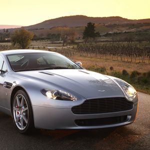 Превью обои aston martin, v8, vantage, 2005, серебряный, вид спереди, стиль, астон мартин, природа