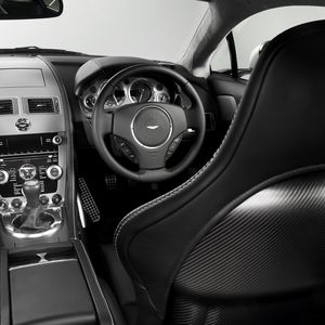 Превью обои aston martin, v8, vantage, 2008, черный, салон, интерьер, руль, спидометр, стиль