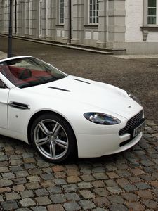 Превью обои aston martin, v8, vantage, 2008, белый, вид сбоку, стиль, кабриолет, улица