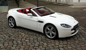 Превью обои aston martin, v8, vantage, 2008, белый, вид сбоку, стиль, кабриолет, улица