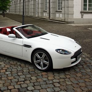 Превью обои aston martin, v8, vantage, 2008, белый, вид сбоку, стиль, кабриолет, улица