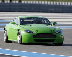 Превью обои aston martin, v8, vantage, 2007, зеленый, вид спереди, астон мартин, авто