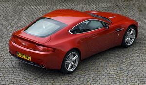 Превью обои aston martin, v8, vantage, 2008, красный, вид сверху, стиль, астон мартин