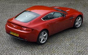 Превью обои aston martin, v8, vantage, 2008, красный, вид сверху, стиль, астон мартин