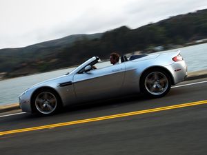 Превью обои aston martin, v8, vantage, 2008, серебряный металлик, вид сбоку, авто, астон мартин, асфальт