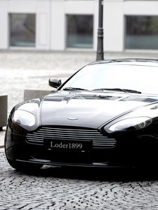 Превью обои aston martin, v8, vantage, 2007, черный, вид спереди, стиль, астон мартин, здание