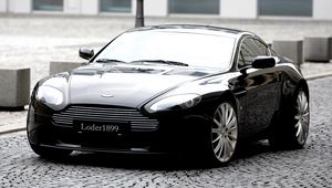 Превью обои aston martin, v8, vantage, 2007, черный, вид спереди, стиль, астон мартин, здание