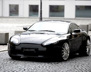 Превью обои aston martin, v8, vantage, 2007, черный, вид спереди, стиль, астон мартин, здание