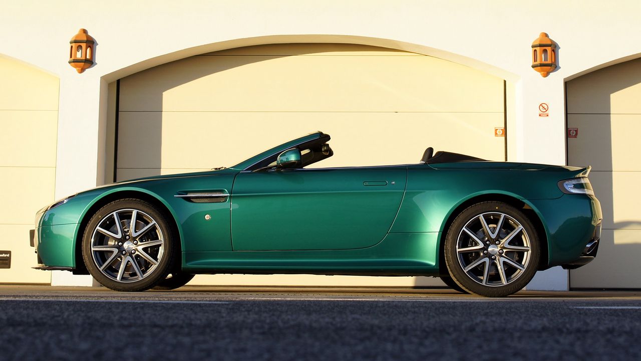 Обои aston martin, v8, vantage, 2011, зеленый, вид сбоку, авто, астон мартин