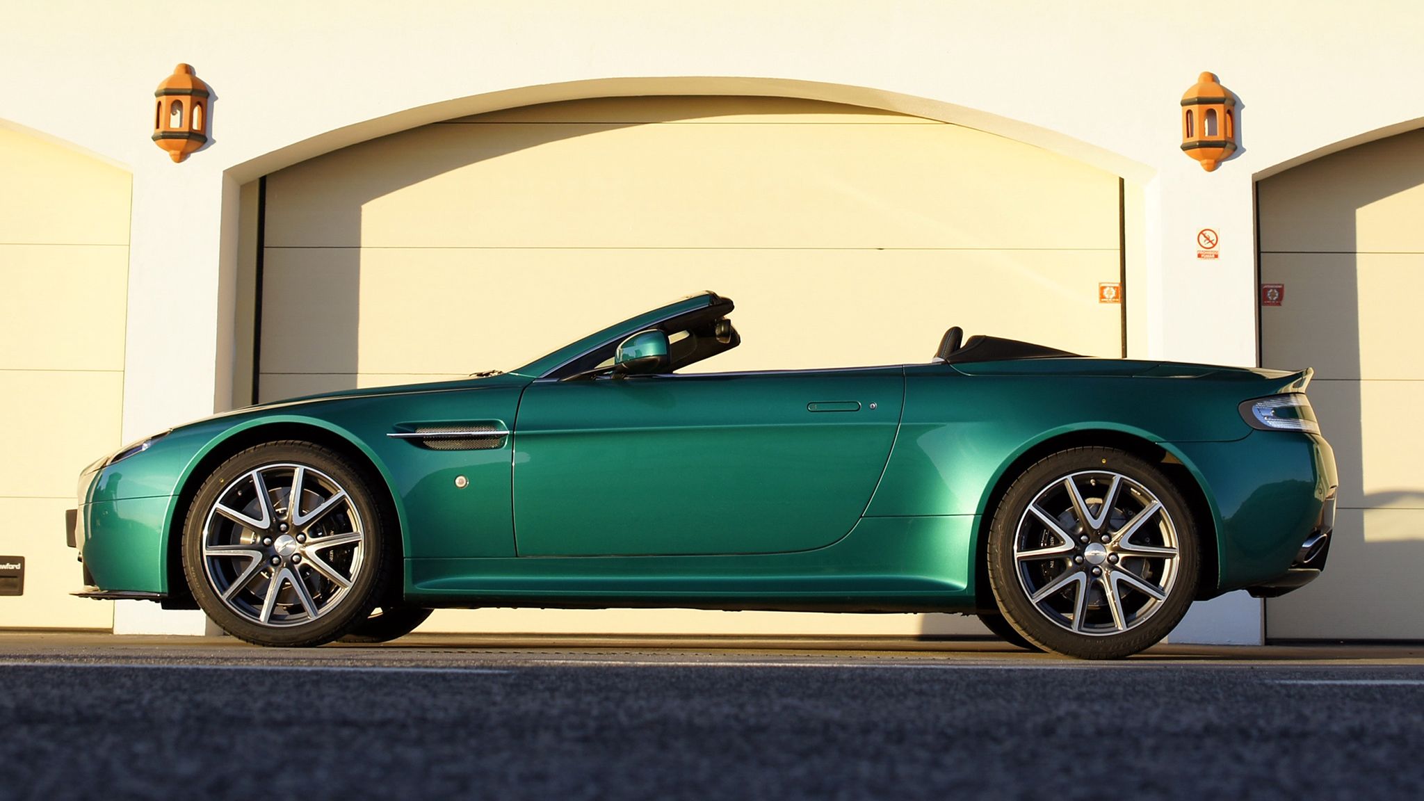 Крутые бока. Aston Martin v8 Vantage 2011. Aston Martin v8 Vantage s Roadster. Aston Martin Vantage сбоку. Viridian Green Aston Martin.