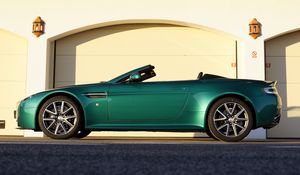 Превью обои aston martin, v8, vantage, 2011, зеленый, вид сбоку, авто, астон мартин